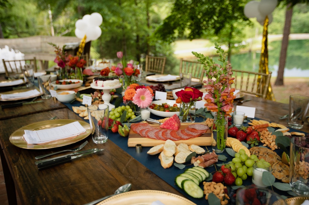 4 Tips for a Refreshing Spring Picnic lakeside picnic