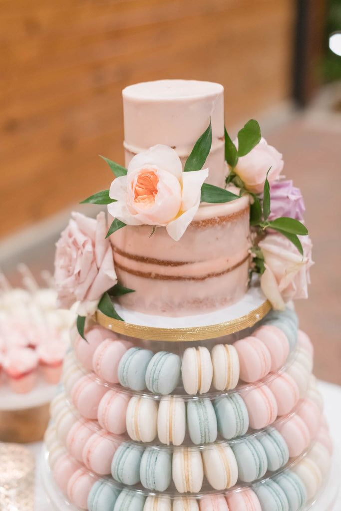 wedding pastel cake and macarons