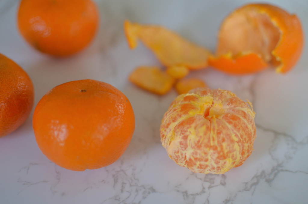 peeled and un-peeled oranges